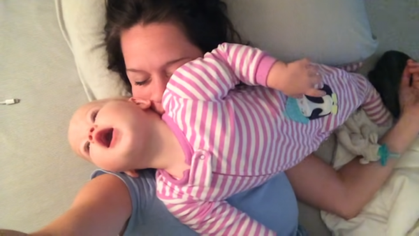У Мережі стало популярним коротке відео, яке демонструє, чим займається малюк, поки його мати спить.