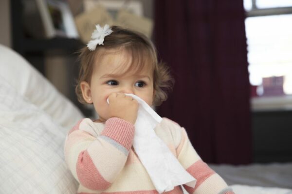 Відсмоктувати соплі небезпечно: педіатри розповіли, як лікувати нежить у дитини