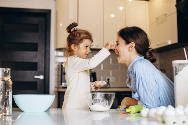 мама донька на кухні готують Как выбрать мультиварку? 