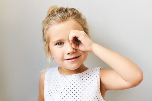 дитина дівчинка, зір Нічні лінзи: є ли вони альтернативою дитячим очкам?