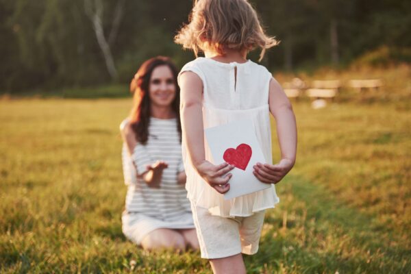мама 5 простих запитань, які потрібно ставити своїй дитині щодня