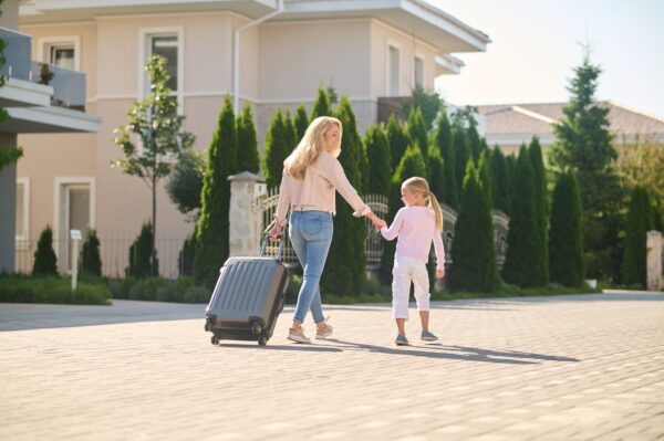 мама та донька, подорож, валіза Як підтримати дитину під час евакуації