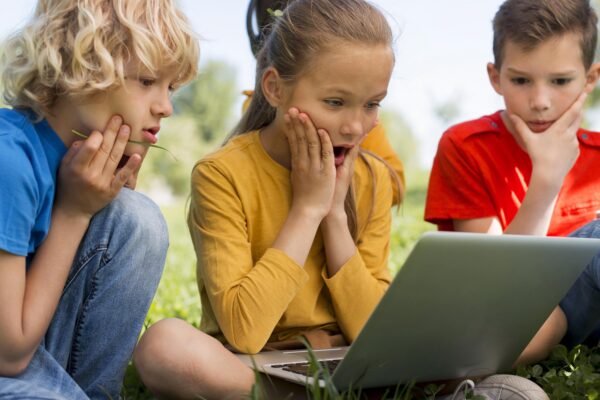 діти, інтернет, компьютер Кібербулінг - жарт чи злочин? Як допомогти дитині та покарати кривдника?