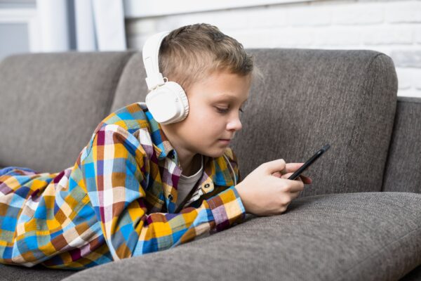 хлопчик грає Як захистити дітей від впливу дорослого контенту в інтернеті?