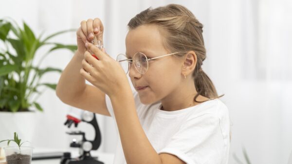 дівчинка, досліди, дитячий зір 5 поширених проблем з дитячими очима