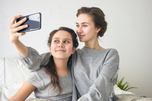 мама та донька “Мам, ну не фоткай”: помилки батьків щодо безпеки дітей в інтернеті 