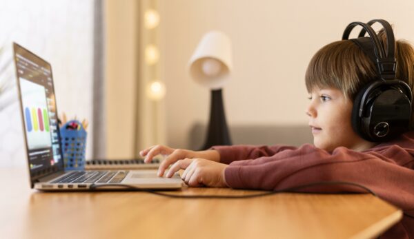 дитина, хлопчик, інтернет, грає Дитина живе у світі онлайн-ігор: які безпечні, а які краще заборонити?