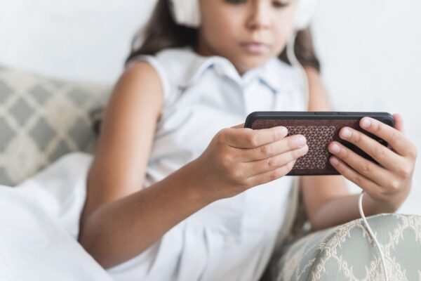 дівчинка грає Дитина живе у світі онлайн-ігор: які безпечні, а які краще заборонити?