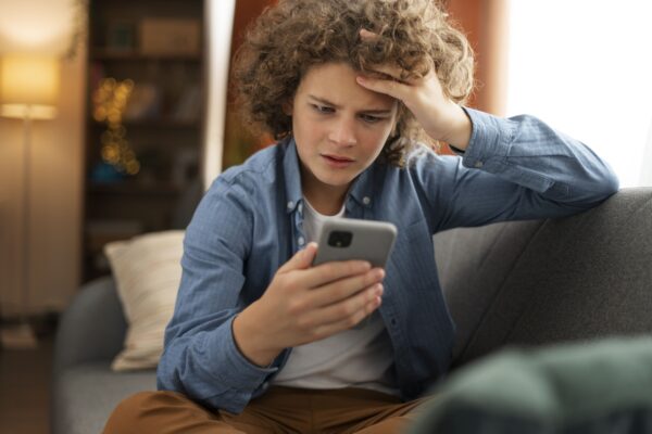 хлопець, смартфон, інтернет Мою дитину переслідують в інтернеті: як захистити?