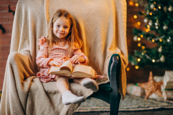 книга, дівчинка, різдво Дитячі книги про зиму та Різдво: 7 чарівних казок