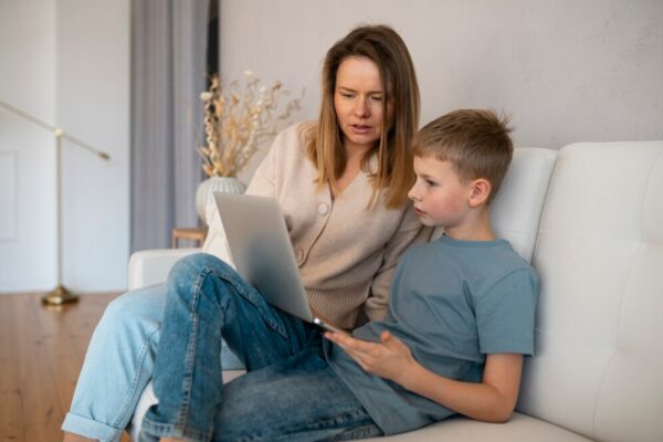 хлопчик, інтернет Як захистити дитину від онлайн-ризиків у соціальних мережах та месенджерах