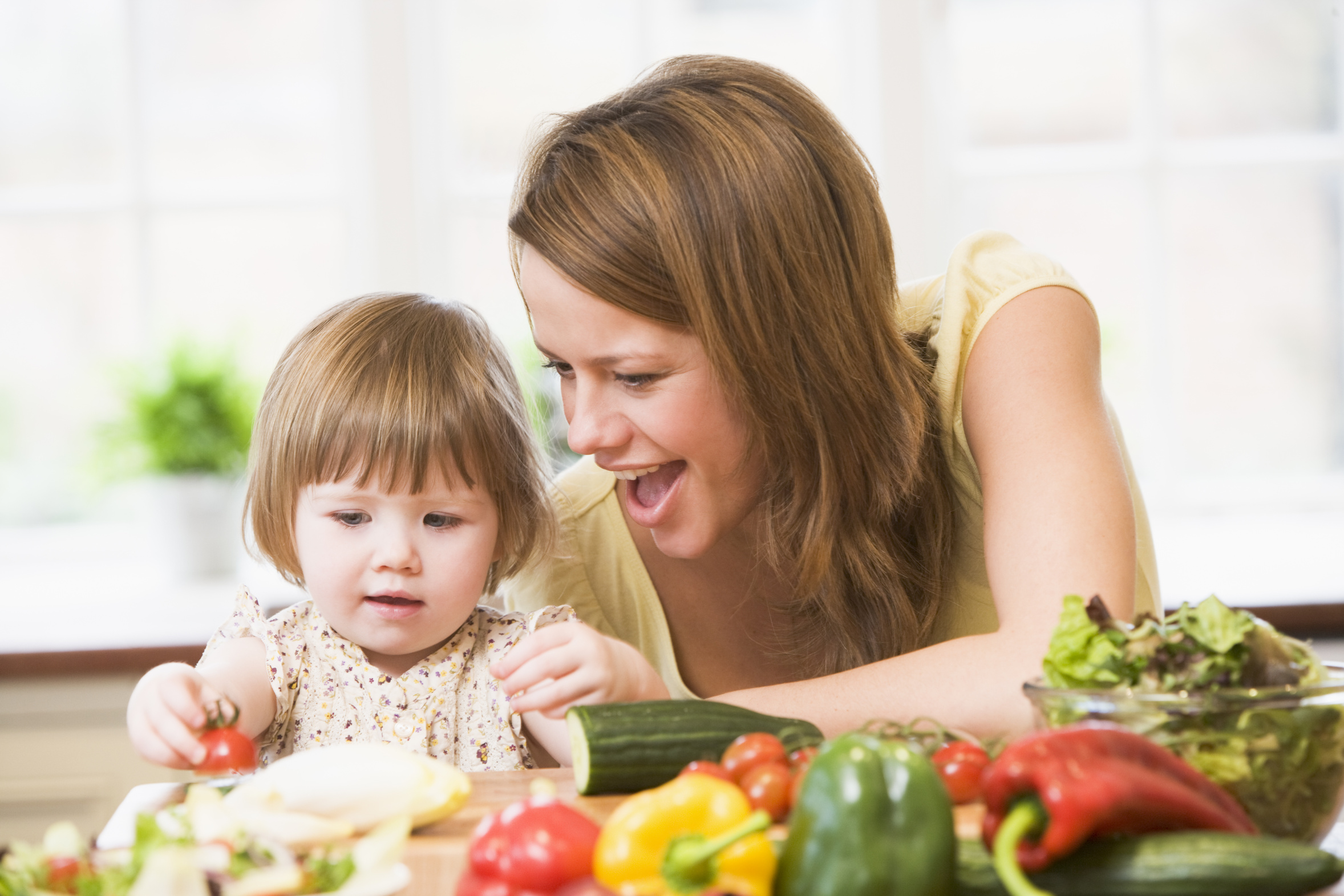 Слушать еда мама. Питание детей. Мама ребенок здоровое питание. Еда для детей. Правильное питание для детей.